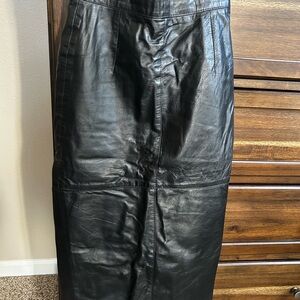 Vintage women’s black leather pencil skirt. Great condition.